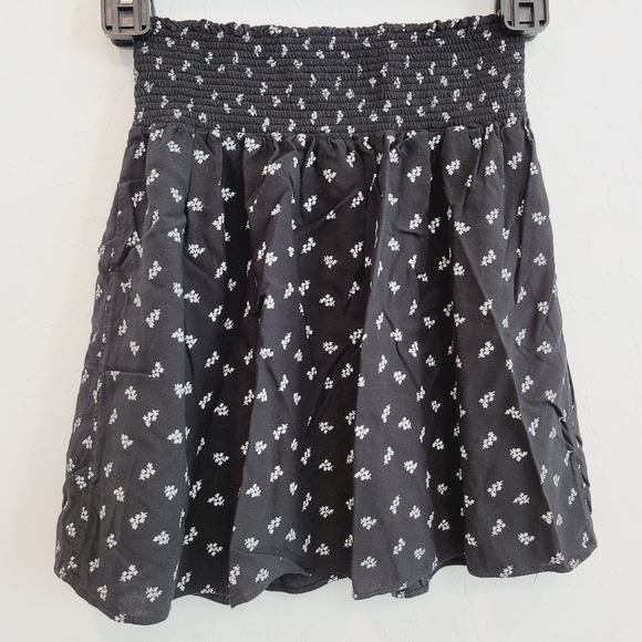 Mossimo Ebony Leaf Print Skater Skirt Size Small - Picture 2 of 10